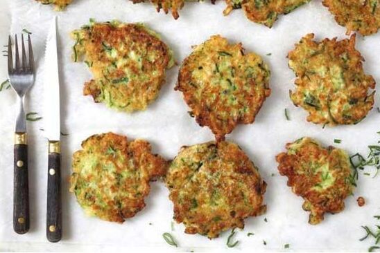 Squashfritters på duk med bestick bredvid