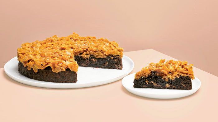 Kladdkaka med cornflakes i kolasås
