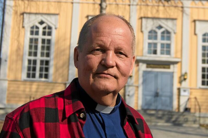 Kimmo Sulila, kyrkoherde i Råneå församling, protesterar mot skolnedläggningarna.