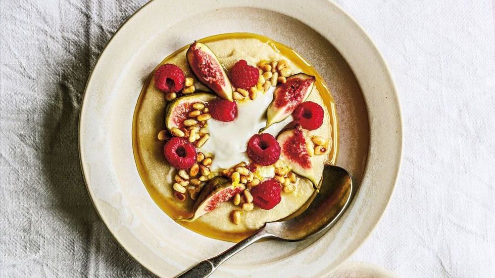 Mannagrynsgröt med citronhonung och pinjenötter