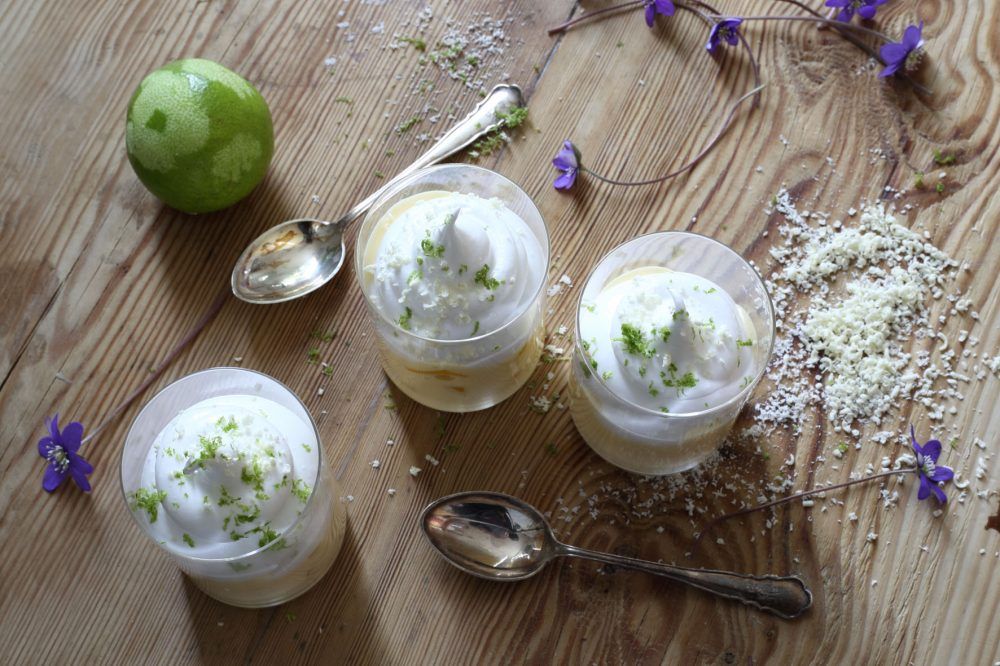 Servera äggtoddyn i portionsglas – ett enkelt knep för att lyxa till vilken dessert som helst!