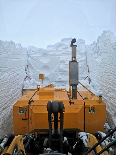 Bertil Fjellströms snöplog slår emot den stenhårda snöväggen framför. Han kommer bara framåt med myrsteg.