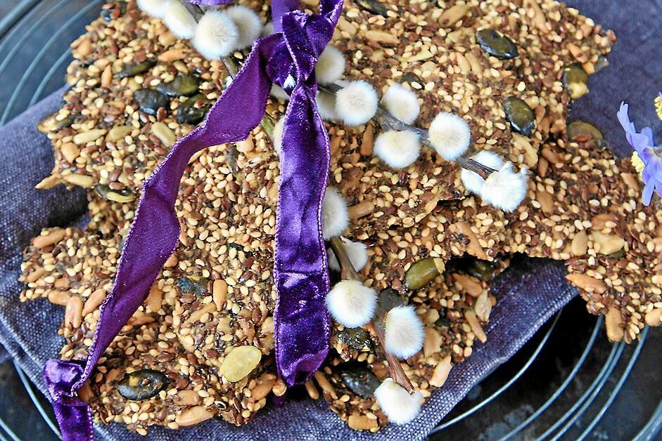 Fröknäcke med lila sidenband och videkissar.