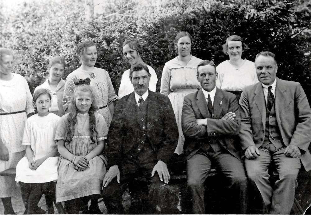 ”Mördaren blev god man åt mamma” Land