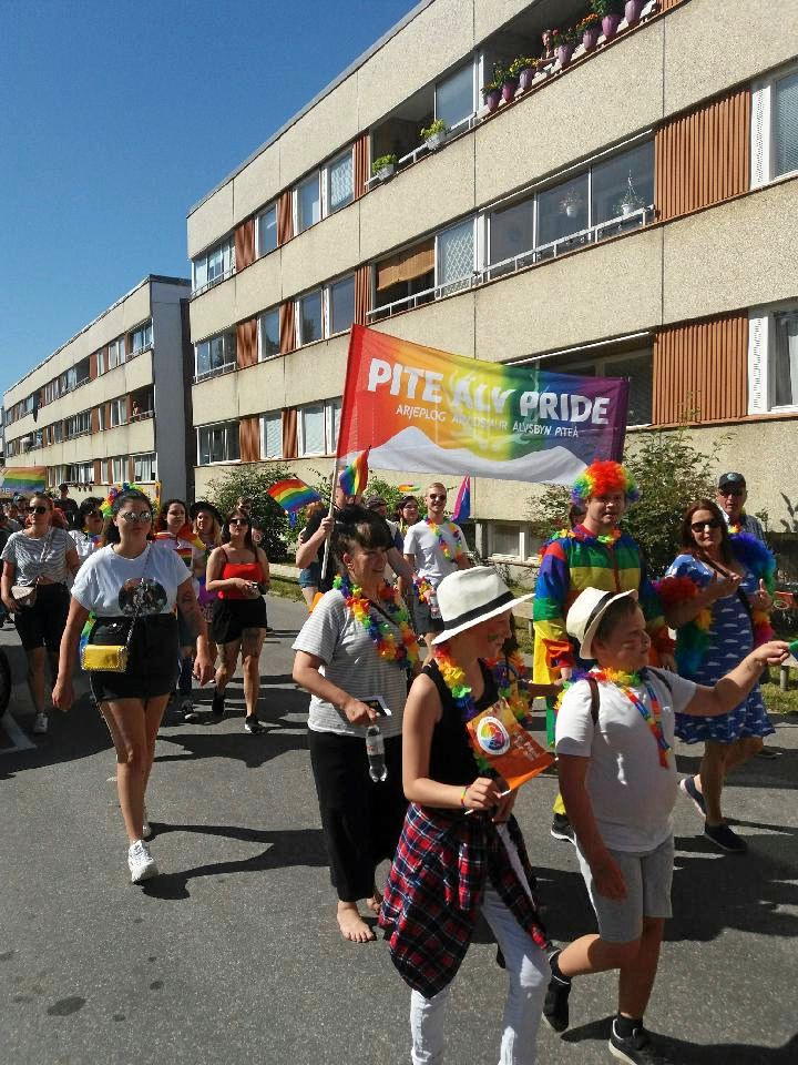 Sveriges minsta Pridefestival arrangeras av Pite älv Pride som i år hade en parad under Piteå dansar & ler.