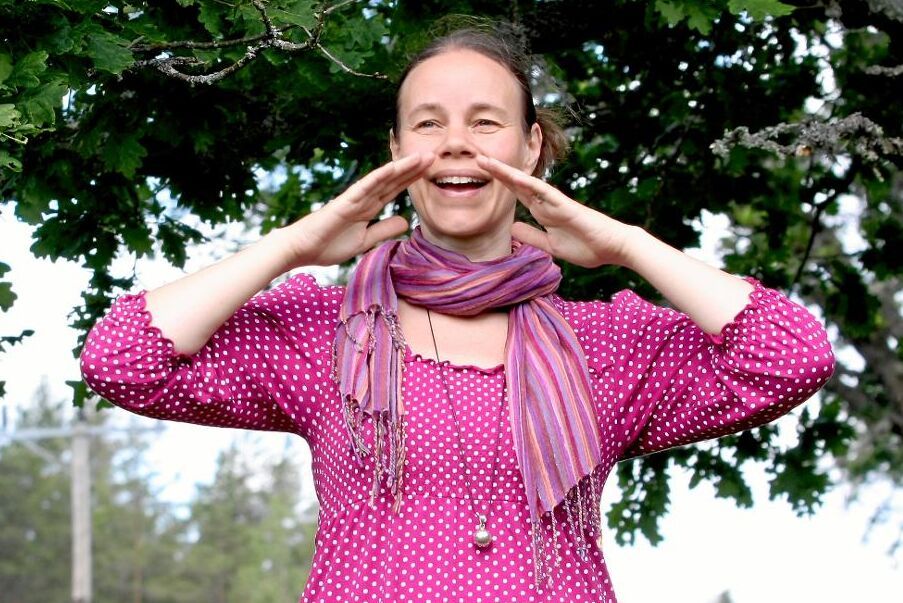 Karin Lindström Kolterud är folksångerska och håller bland annat kurser i kulning och folksång.