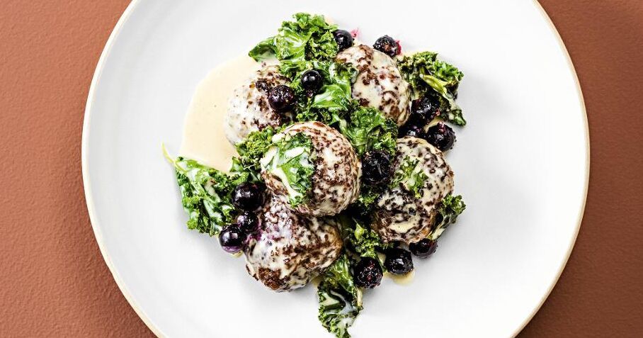 Köttbullar smakar extra gott och lyxigt tillsammans med gräddkokt grönkål. Pricken över i blir de rårörda vinbären.