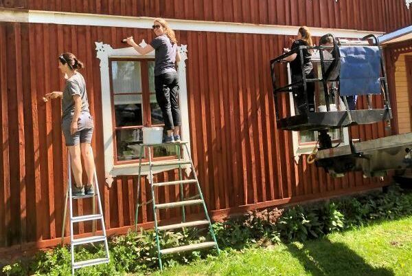 Byggnadsvårdsläger på Gysinge med målning och fönsterrenovering på schemat.
