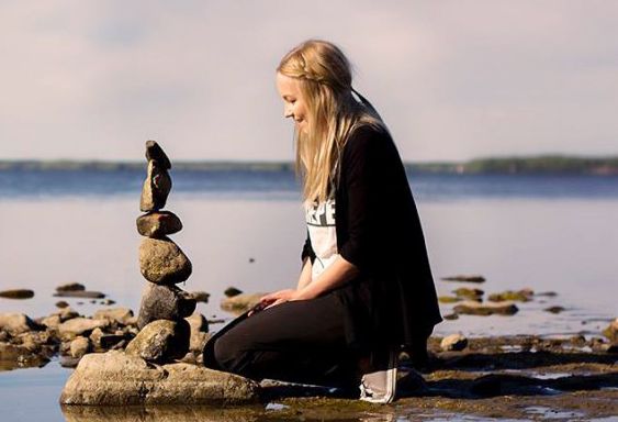 – Jag vet inte varifrån idén kommer, utan blev själv inspirerad för många år sen av en Michael Grab på instagram som balanserar stenar, säger Caroline.