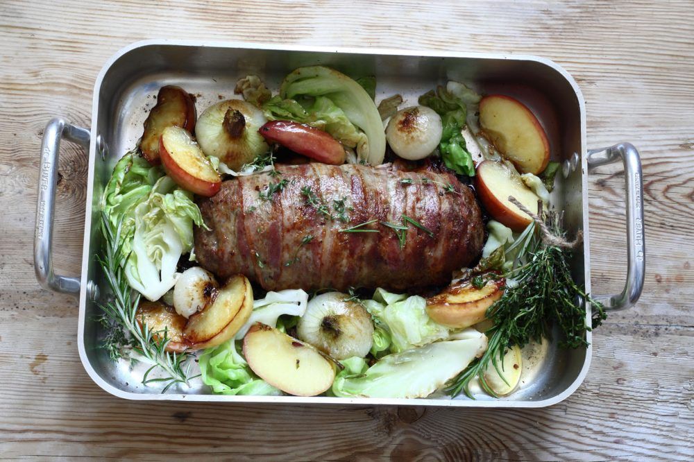 Baconlindad köttfärslimpa i ugnsform.