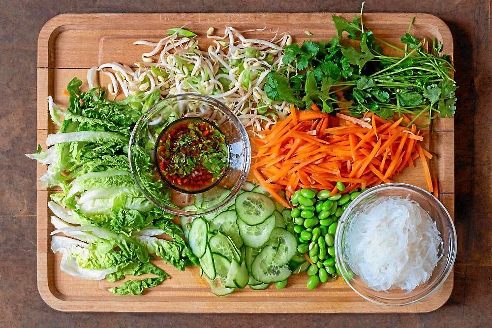 Pigg och fräsch blir den här asiatiska nudelsalladen. Perfekt!