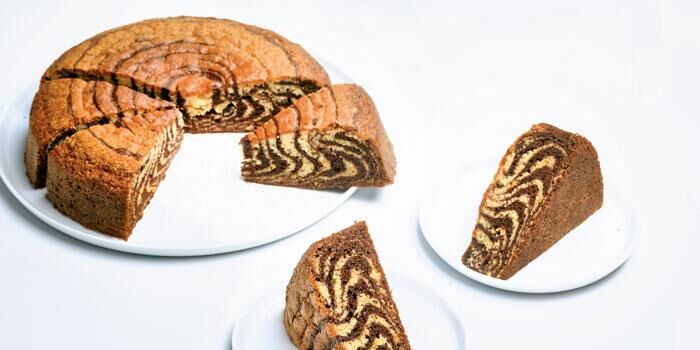 TIgerkaka på fat med uppskurna bitar.
