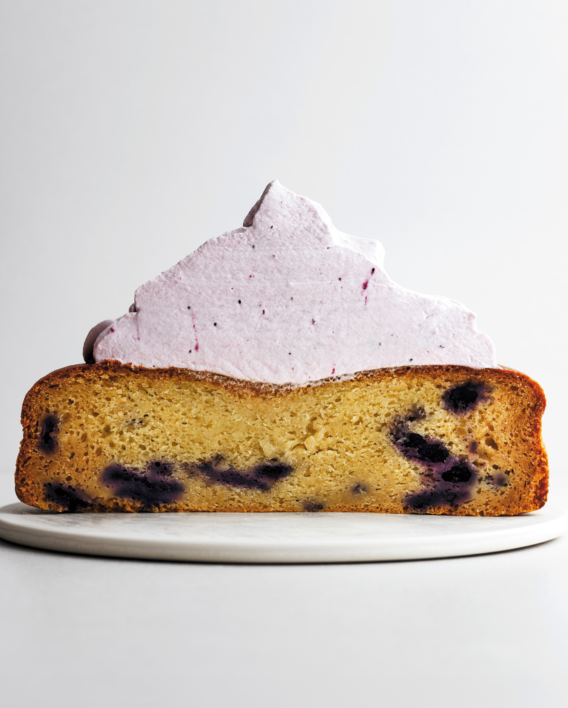 Honungskaka med blåbärs- och yoghurtfrosting på vit assiett