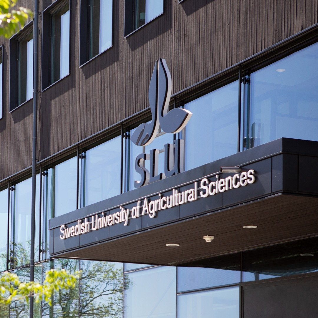 Entréfasad med logotypen för Swedish University of Agricultural Sciences (SLU)