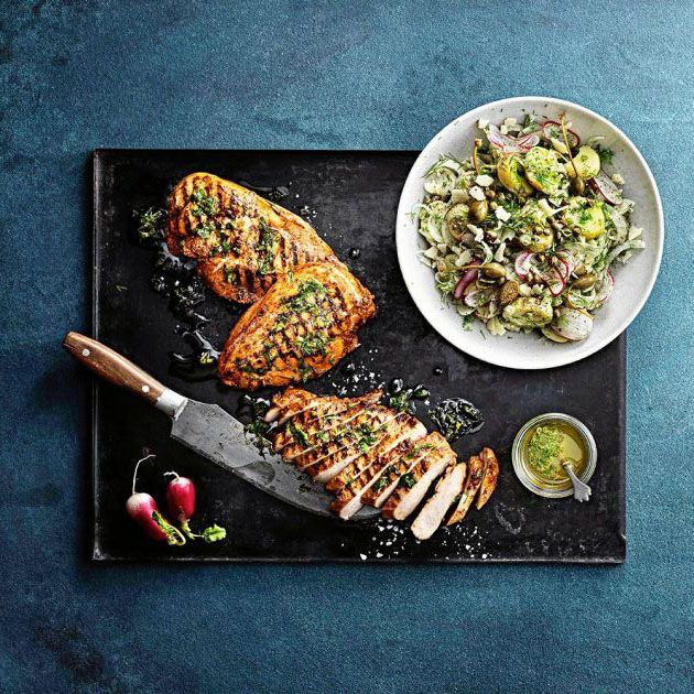 Grillade kyckling med sallad.