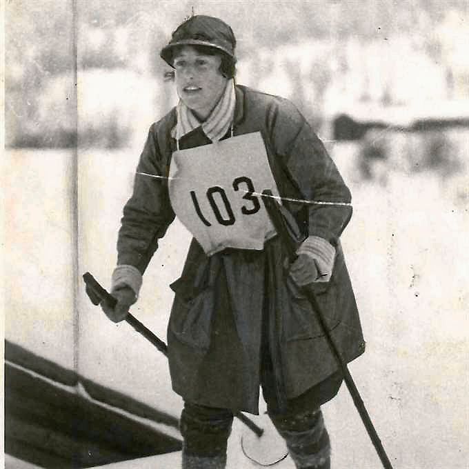 Sist i mål, först som kvinna, skidade Margit Nordin i mål.