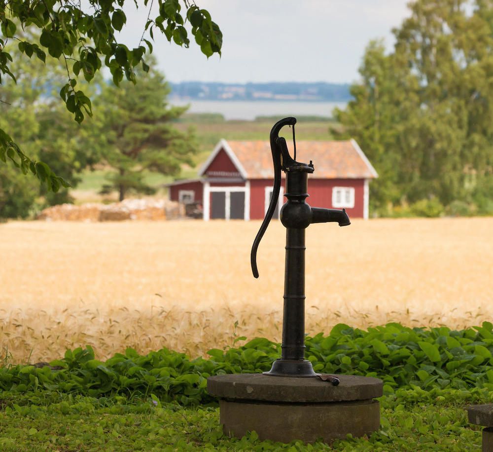 Gammaldags vattenpump.