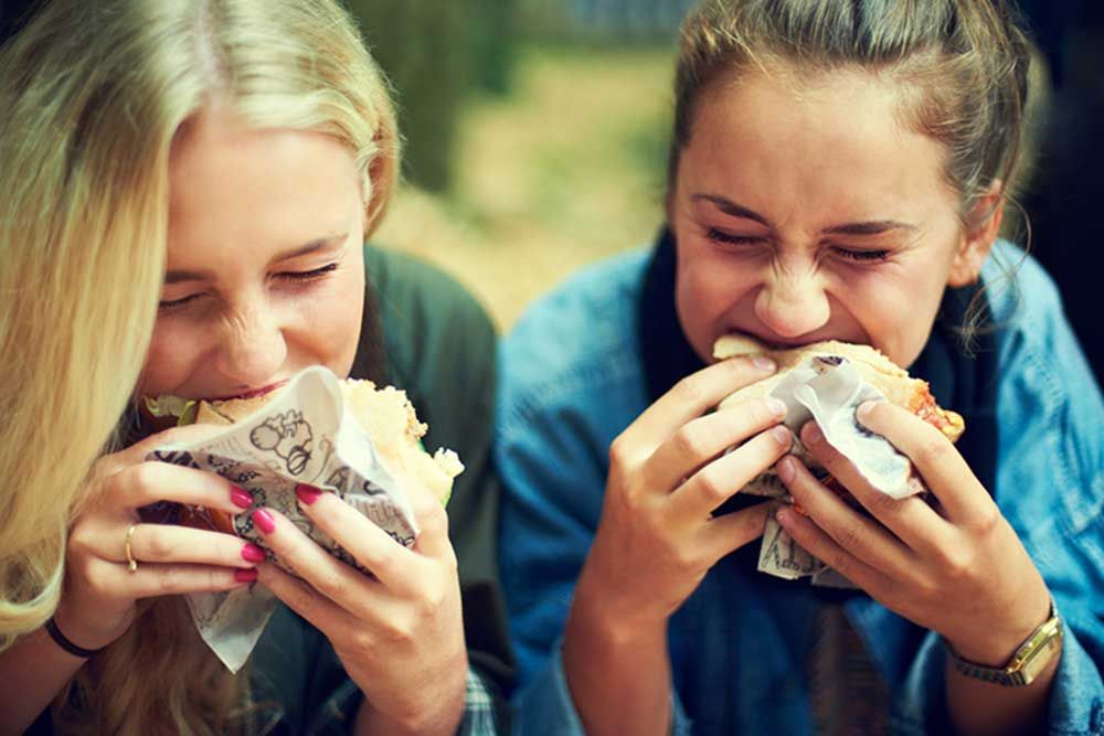 Hälften av kycklingen som serveras på våra vanligaste snabbmatskedjor kommer från länder med betydligt sämre djurhållning än i Sverige.
