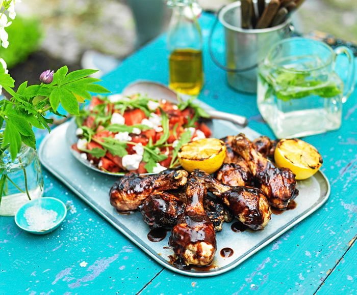Kycklingklubbor och somrig sallad på vattenmelon och festost.