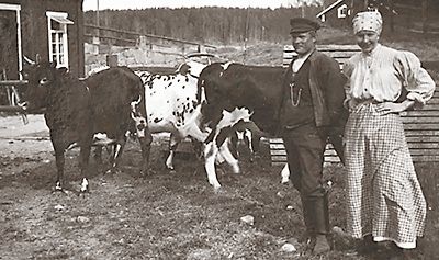 Ester Blenda Nordström med den intet ont anande bonden på Jogersta strax väster om Nyköping.