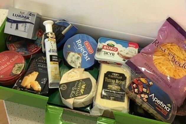 Arlas nedläggningsbeslut har väckt stor ilska och engagemang i Boxholm under hösten. Nu fick de nedläggningsdrabbade sin julklapp – en låda dansk ost.