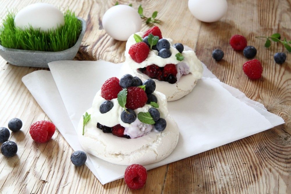 Pavlova med skogsbär