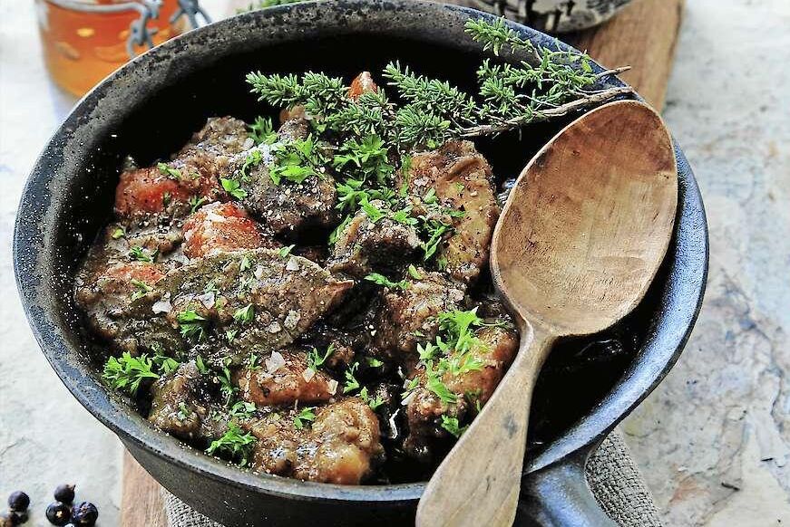 Älgkött eller högrev av nöt är bäst till den här smakrika grytan med porter.