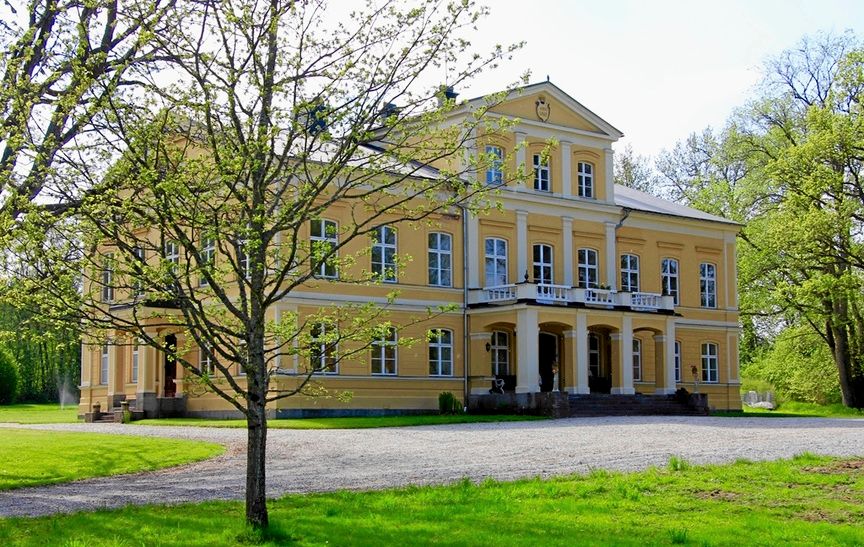 Baggå Herrgård i Skinnskatteberg är till salu med ett utropspris på 9 miljoner kronor.