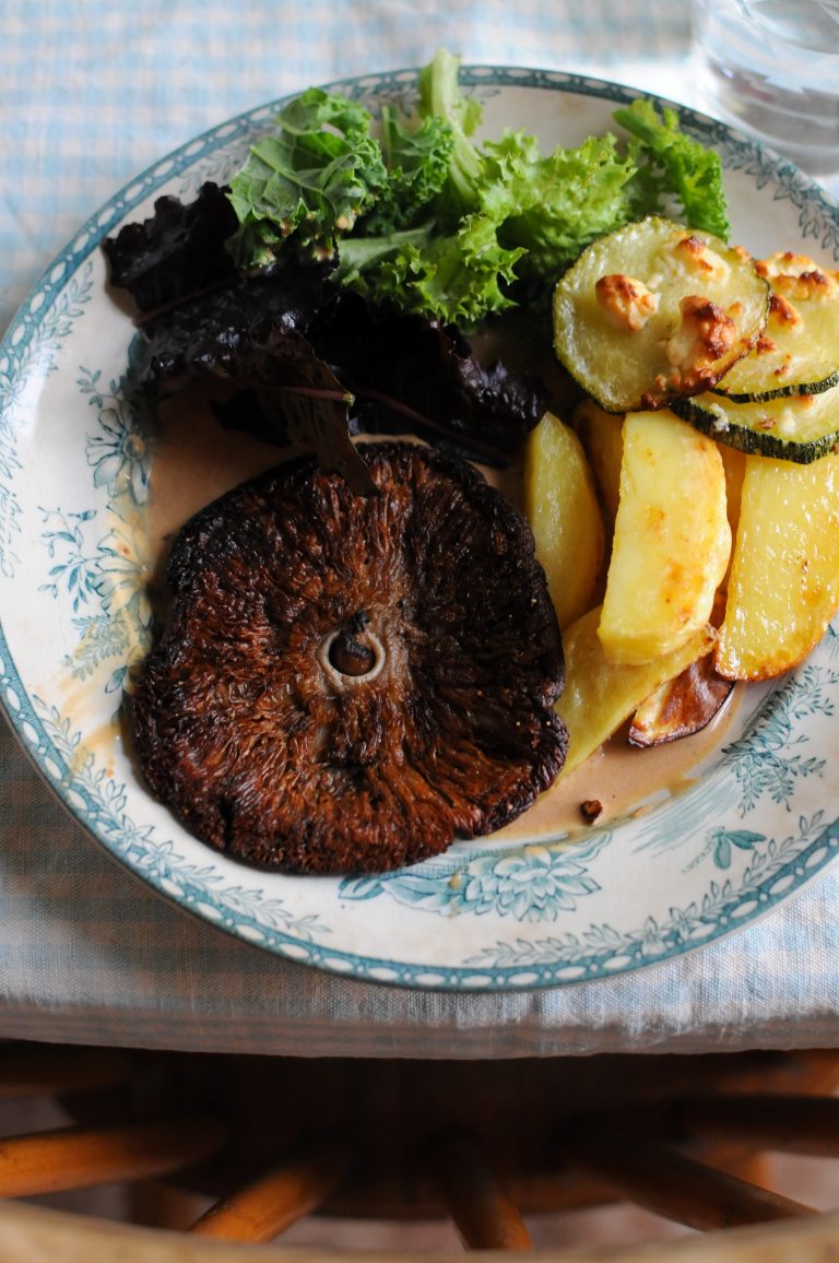 Kotlett på stolt fjällskivling på tallrik med potatis.