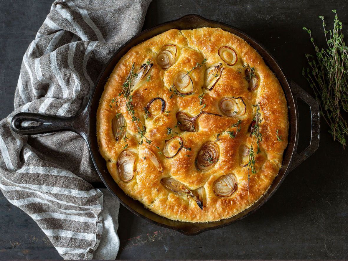 Focaccia i gjutjärnspanna.