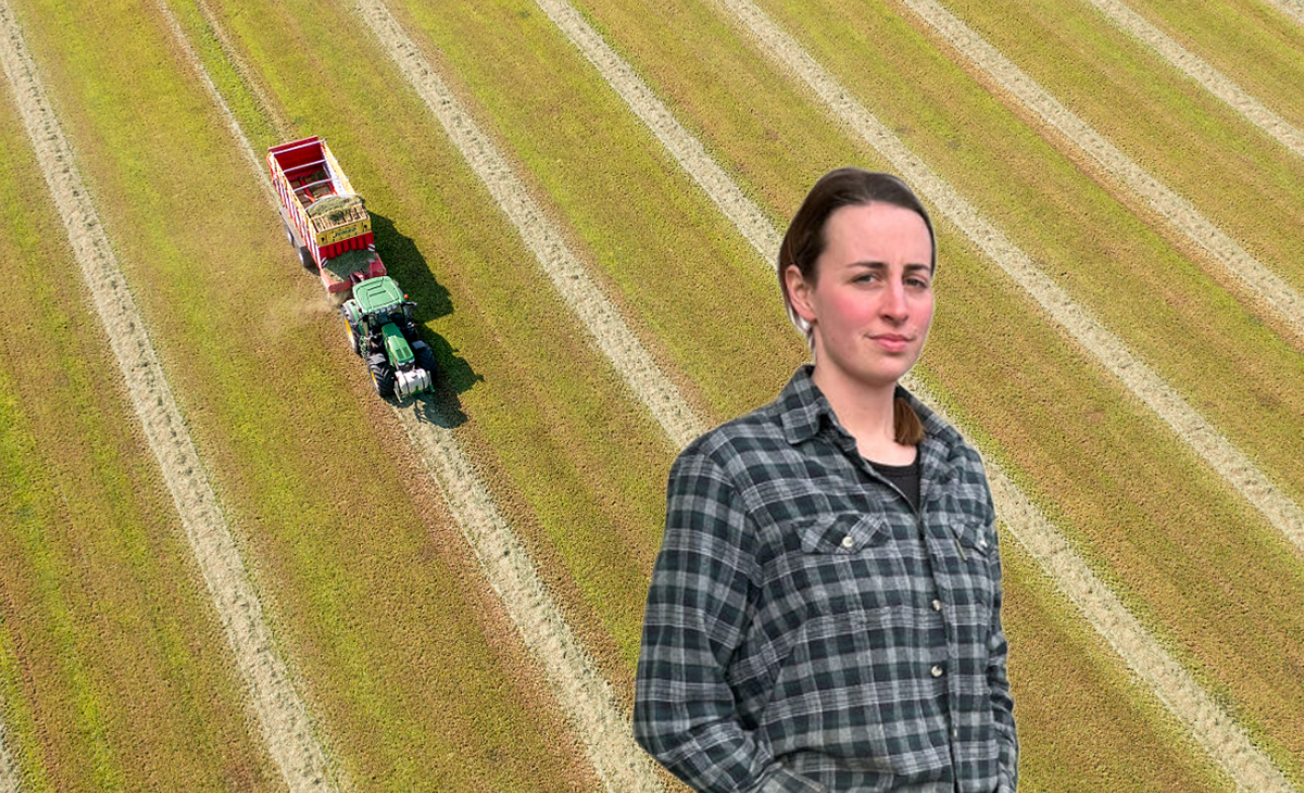 Kvinna i rutig skjorta framför åker där en traktor med vagn kör mellan raderna