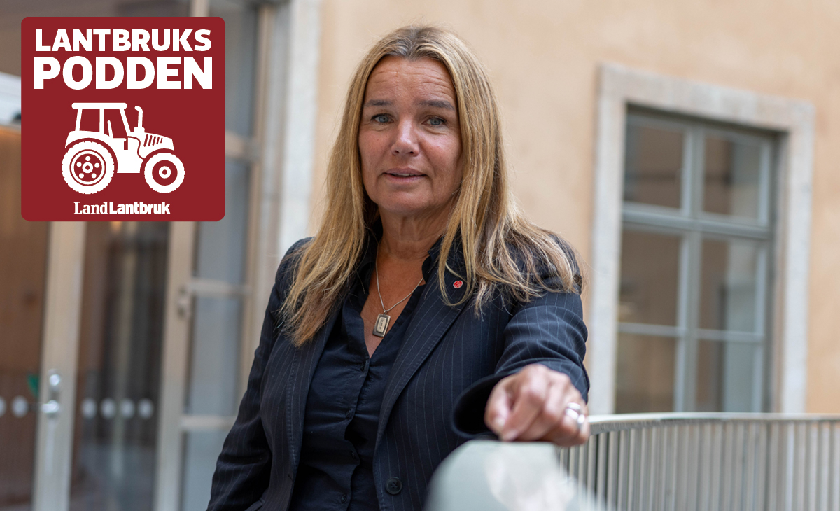 Kvinna i kavaj lutar mot räcke bredvid logga för podden Lantbrukspodden