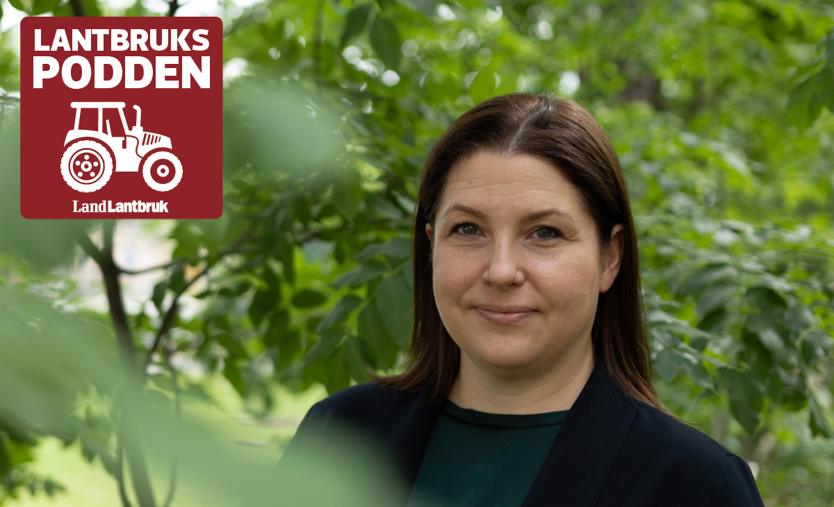 Kvinna utomhus bland gröna träd, bredvid logga för podden Lantbrukspodden.