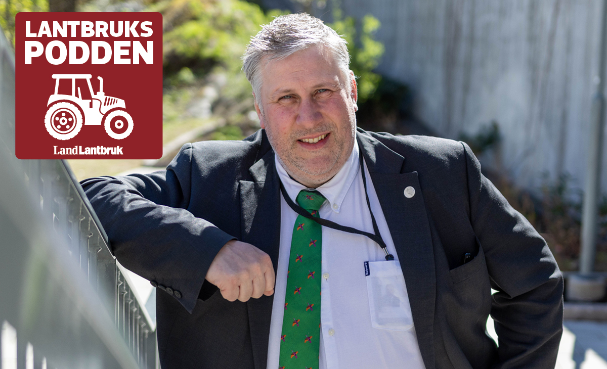 Man i kostym lutar sig mot räcke, logotyp för Lantbrukspodden syns.