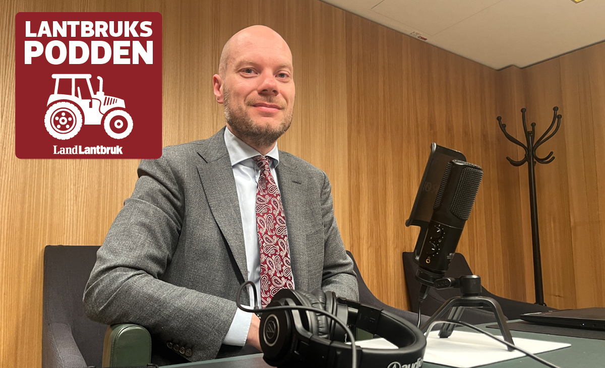 Man i studio framför mikrofon med Lantbrukspodden-logga i bakgrunden