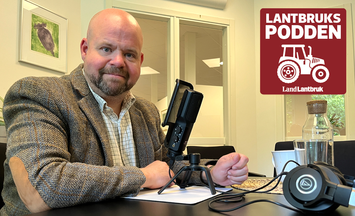 Man i studio spelar in podd med mikrofon, logga för Lantbrukspodden i bakgrunden