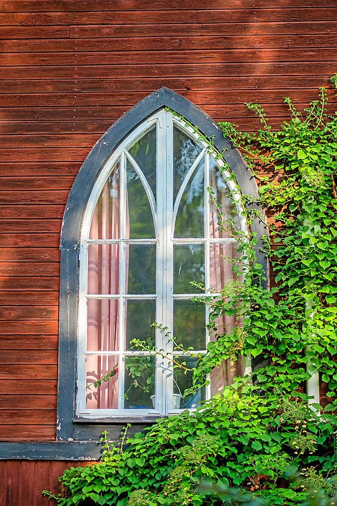 Vackra, höga fönster – som vittnar om husets tidigare roll som kyrka.
