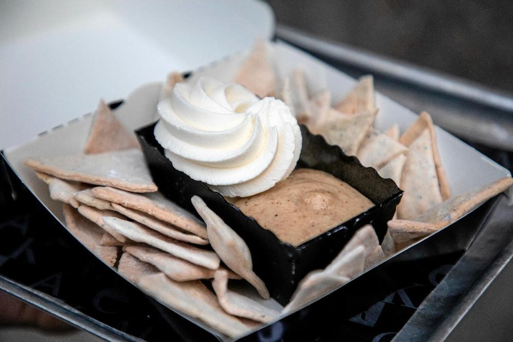 En nachosemla består av vetechips med kardemumma som du doppar i grädde och mandelmassa. Här är receptet!