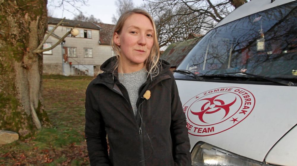 29-åriga Emilia Lindholm framför sin ödegård hon köpte för 35 000 kronor.