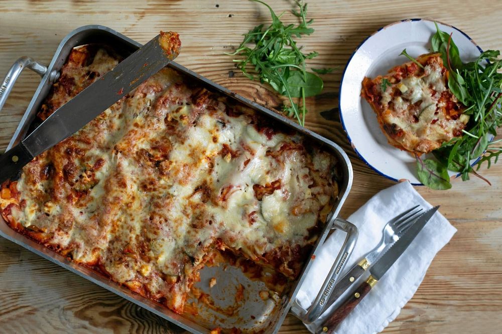 Lasagnen kan med fördel frysas in i matlådor till veckornas luncher.