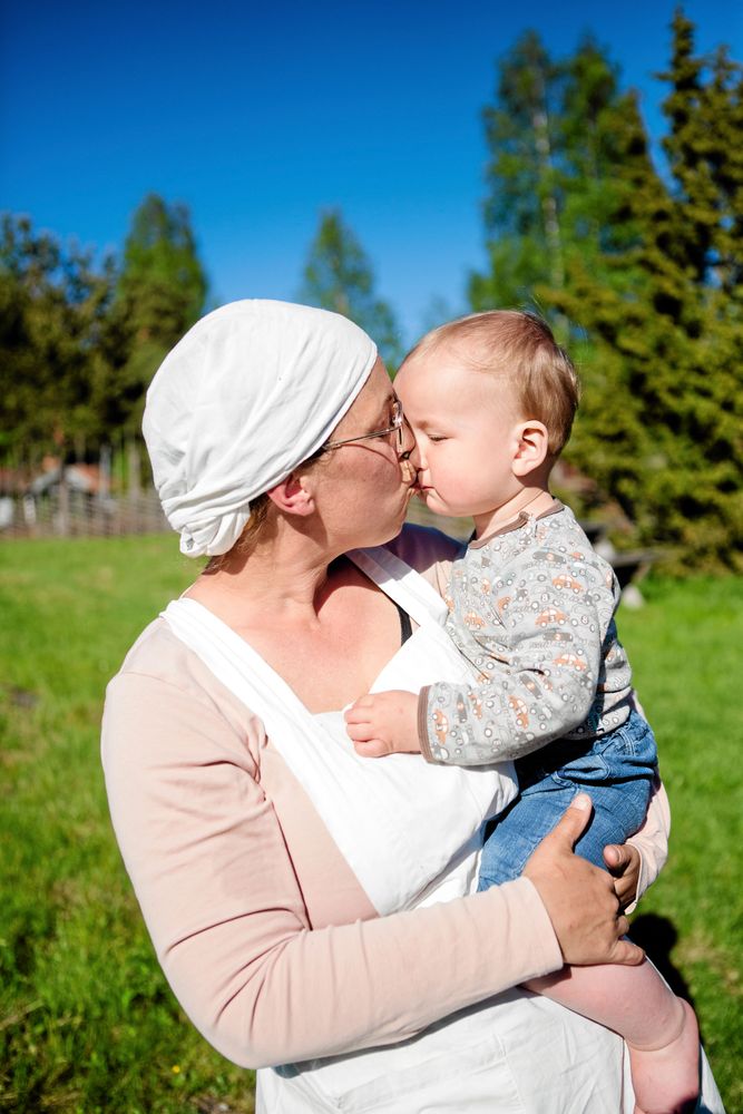 Linda gosar med lille Milo, för trots allt vardagsslit på fäboden känner hon att hon har mer tid för barnen här.