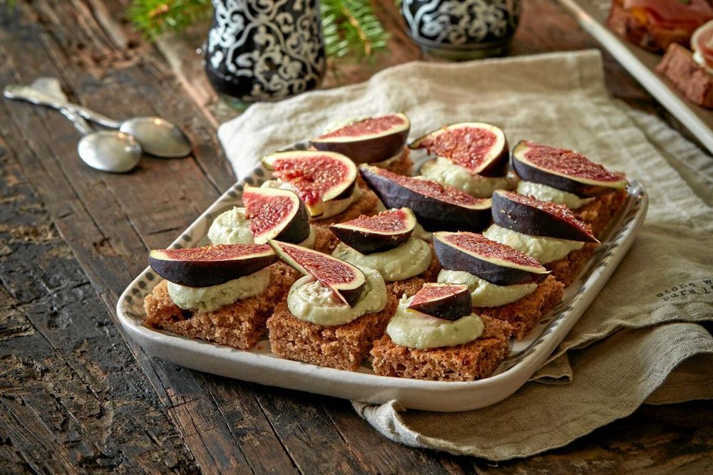 Skivad mjuk pepparkaka rostas i ugn innan den serveras med ädelostmousse.