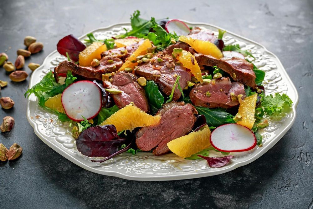 Saftigt ankbröst i frisk sallad.