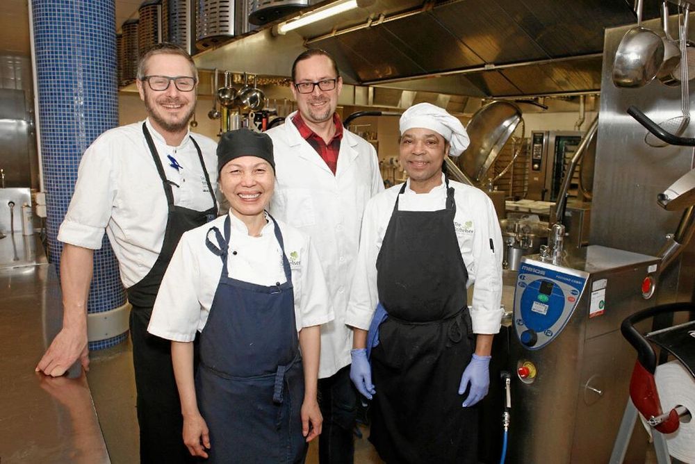 Matglädje handlar även om alla dem som arbetar med måltiden, skriver Lands gästkrönikör Emil Jacobsson. Några av dessa är Mikael Zdolsek, Huong Le Thi, Emil Jacobsson, kostchef, och Santos Belarmino - alla på belönade äldreomsorgen Tre stiftelser.