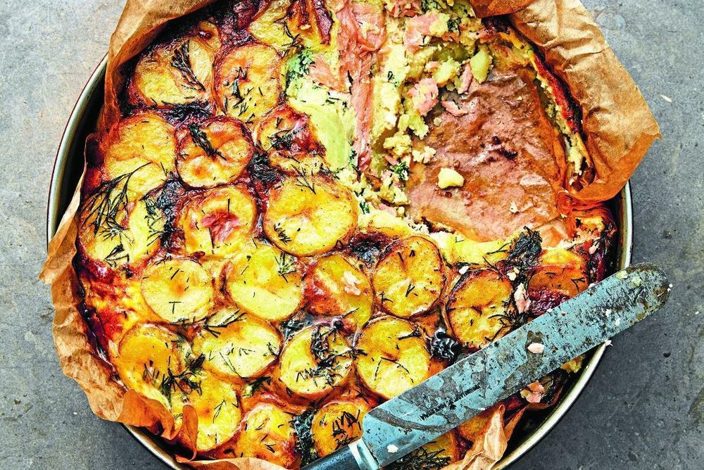 Laxpudding i rund form och kniv.
