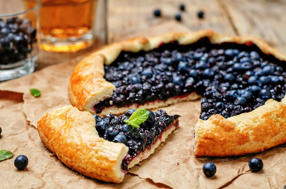 Blåbärsgalette med vispad crème fraiche
