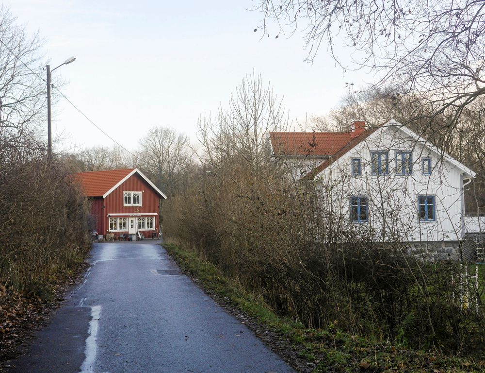 Vägen som leder till bageriet och det vita boningshuset i Lilleby, i Torslanda utanför Göteborg.
