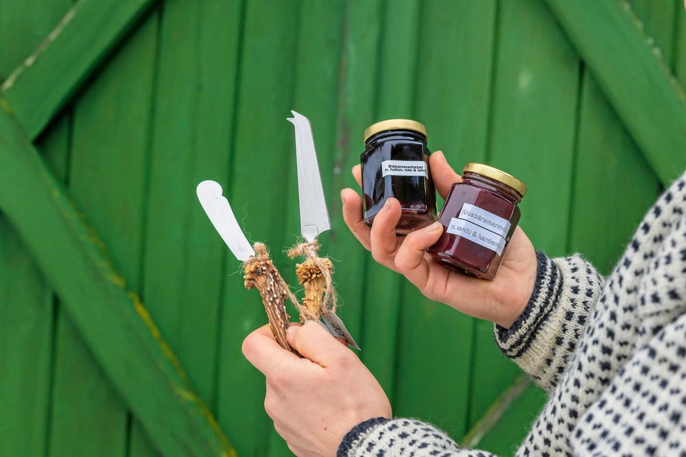 Mirjas knivar gjorda av renhorn och gårdens blåbärs- och krusbärsmarmelad smaksatt med olika kryddämnen.