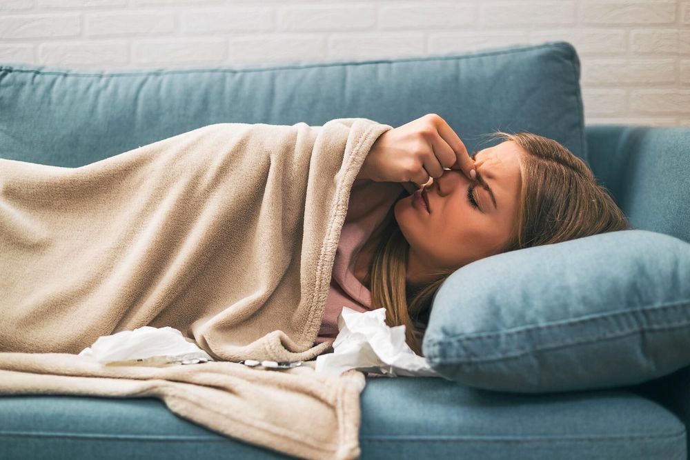 Bihåleinflammationen smittar inte. Det är förkylningen som orsakade bihåleinflammationen som smittar.