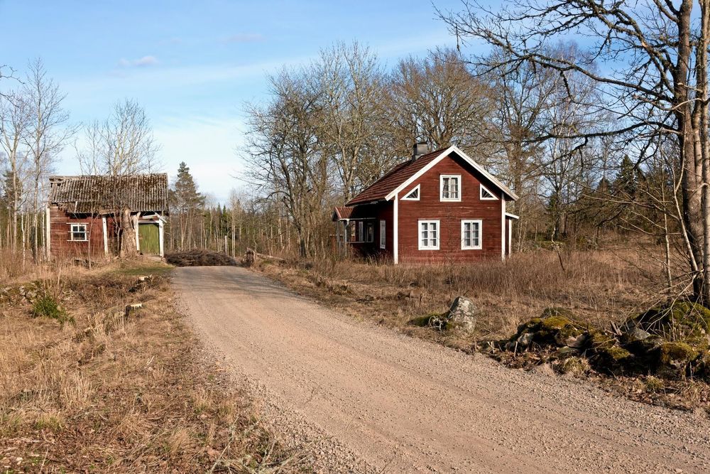 Ett övergivet torp på landsbygden. Bilden är en genrebild.